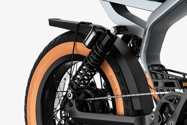 Detalle de suspensión trasera y transmisión de una bicicleta eléctrica